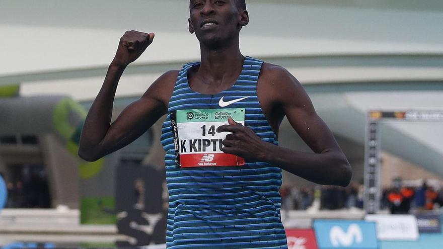 Kelvin Kiptum celebra
su victoria en
València.  f.calabuig