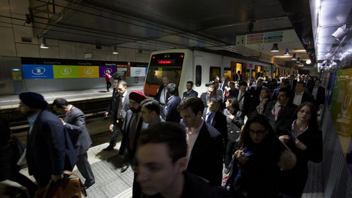 Asistentes al MWC salen del andén de Ferrocarrils en L'Hospitalet.