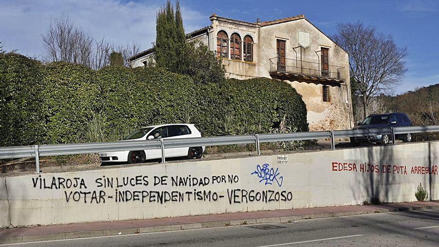 Una pintada reivindicativa al barri de Vila-roja.