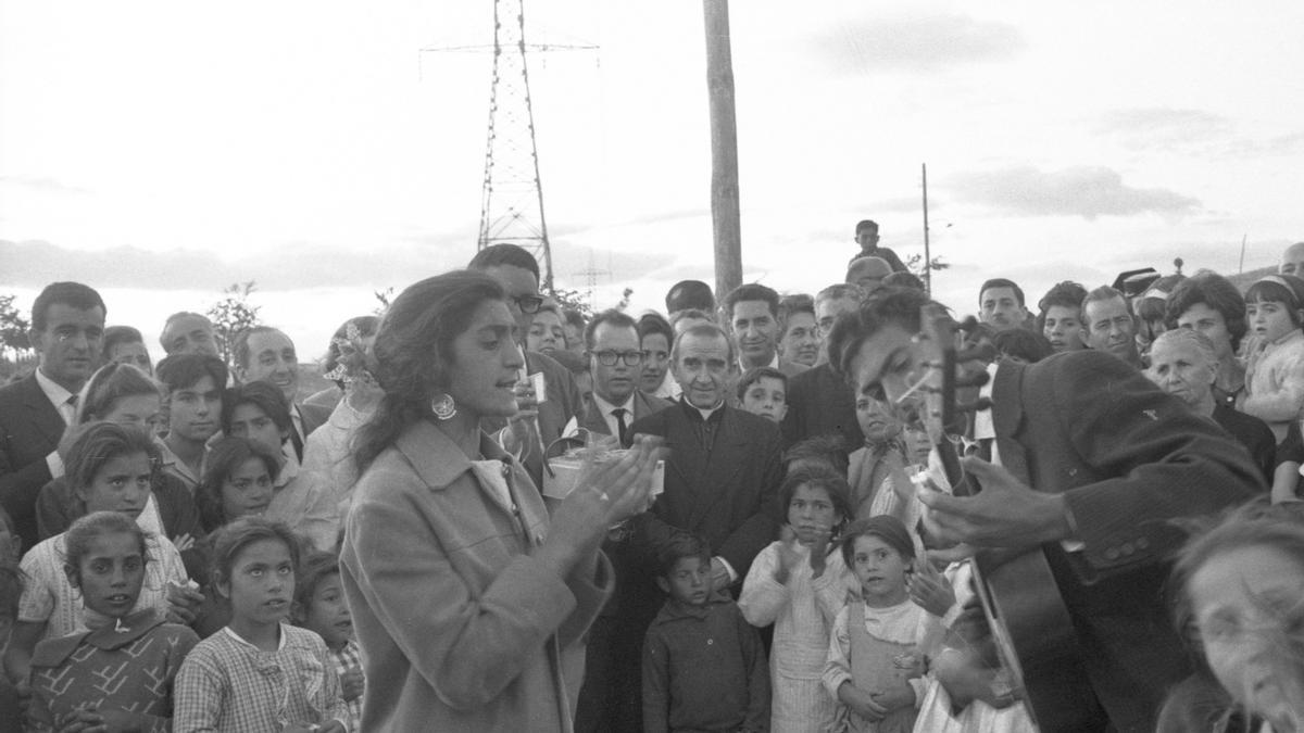 Ianuguración del poblado gitano de Altamira en Entrevías, Madrid, en 1958