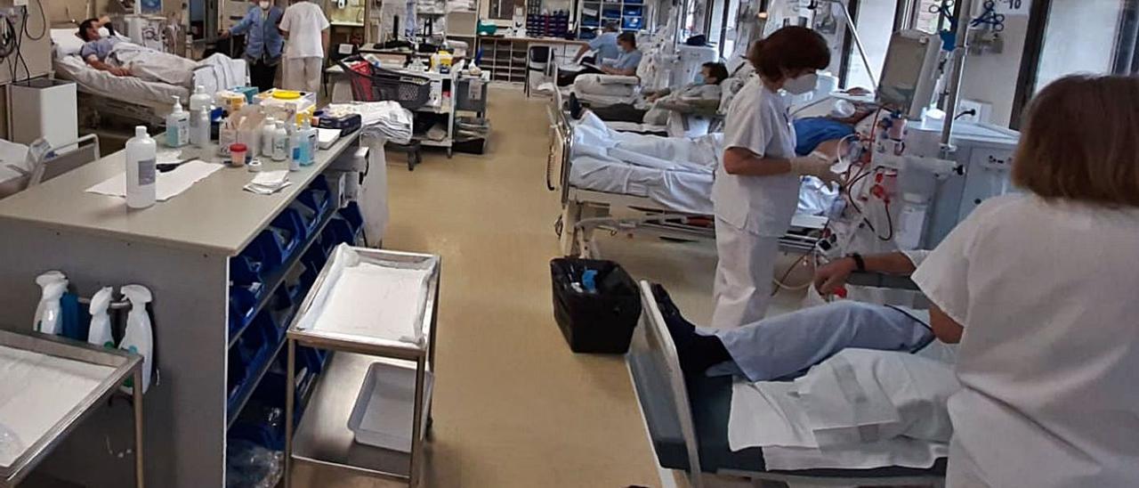 Interior de la sala habilitada para prestar el servicio de diálisis en el hospital de Xàtiva | NOMBRE FEQWIEOTÓGRAFO