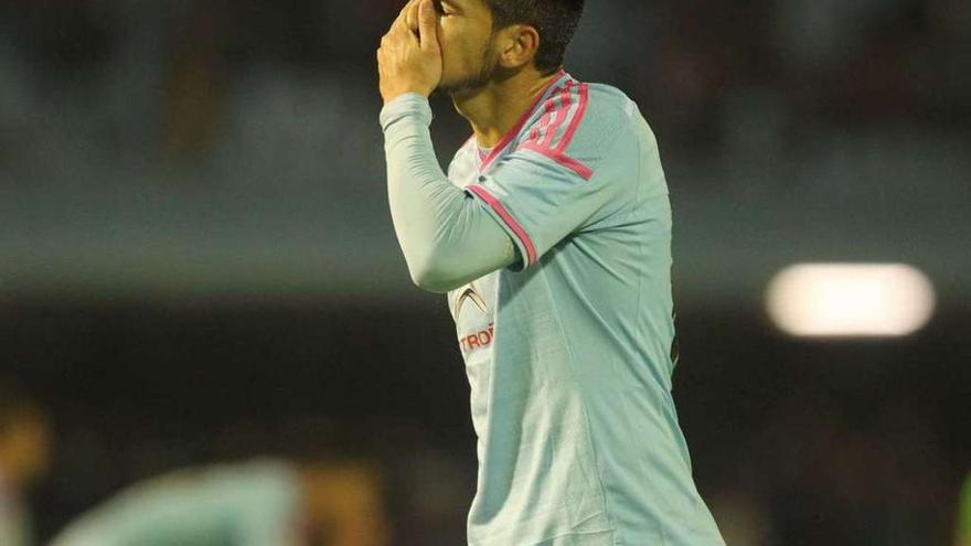Nolito, desolado, al final del encuentro contra el Almería. // R. Grobas