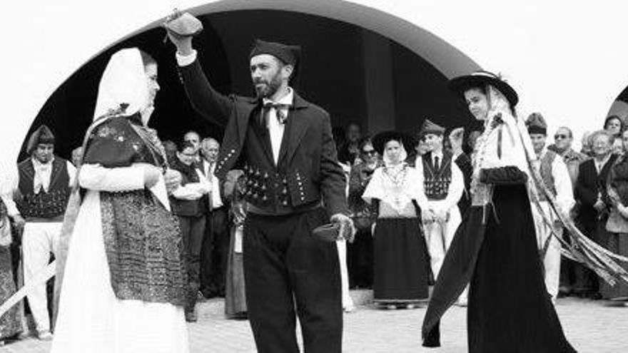 Imagen de archivo de una ´ballada´ frente a la iglesia.  Ayto sant josep