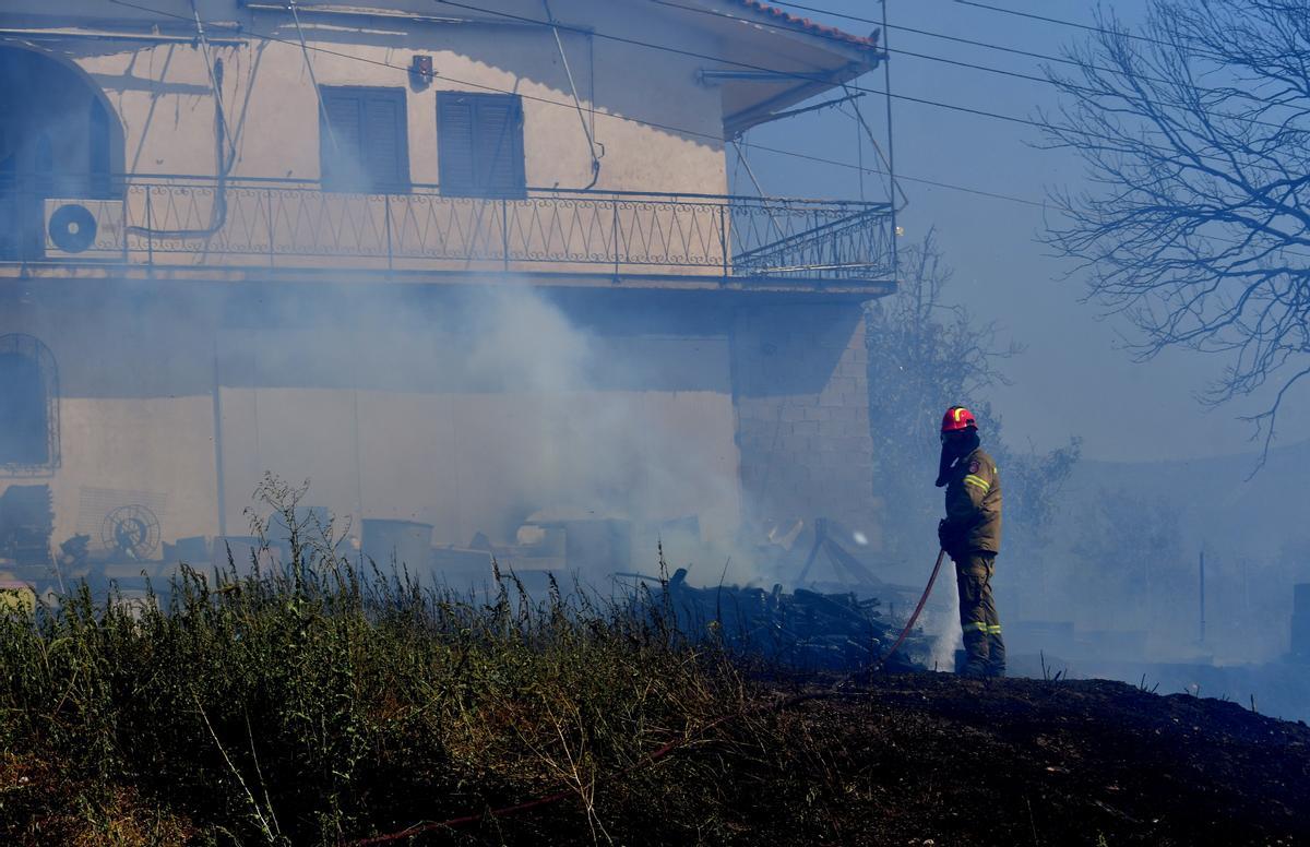 Metochi (Greece), 23/07/2023.- A firefighter tries to put out a wildfire at Metochi village, near Epidaurus, Greece, 23 July 2023. There is an extreme, category 5, fire risk high alert also for 24 July, for five Greek regions of Attica, Central Greece, the Peloponnese, Western Greece and southern Aegean with the island of Rhodes, according to the Fire Risk Forecast Map issued by the General Secretariat for Civil Protection at the climate crisis and civil protection ministry. (incendio forestal, Grecia) EFE/EPA/BOUGIOTIS EVANGELOS