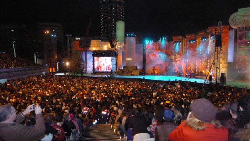 Vista del publico y el escenario del Olimpo durante la gala Drag Queen del Carnaval del Olimpo 2008.