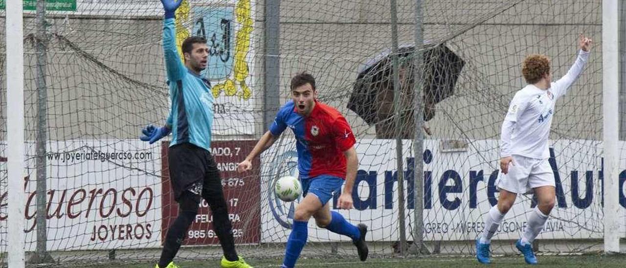 Álvaro Cuello celebra el segundo tanto del Langreo ante el Mosconia.