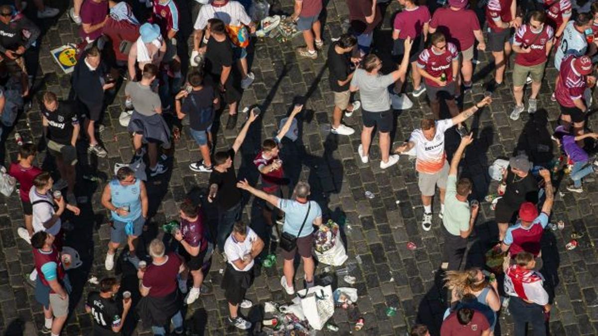 Aficionados del West Ham en Praga.