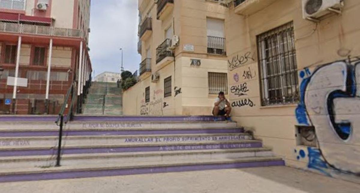 Uno de los tramos de la escalera del Pasaje del Cuartel de Caballería.