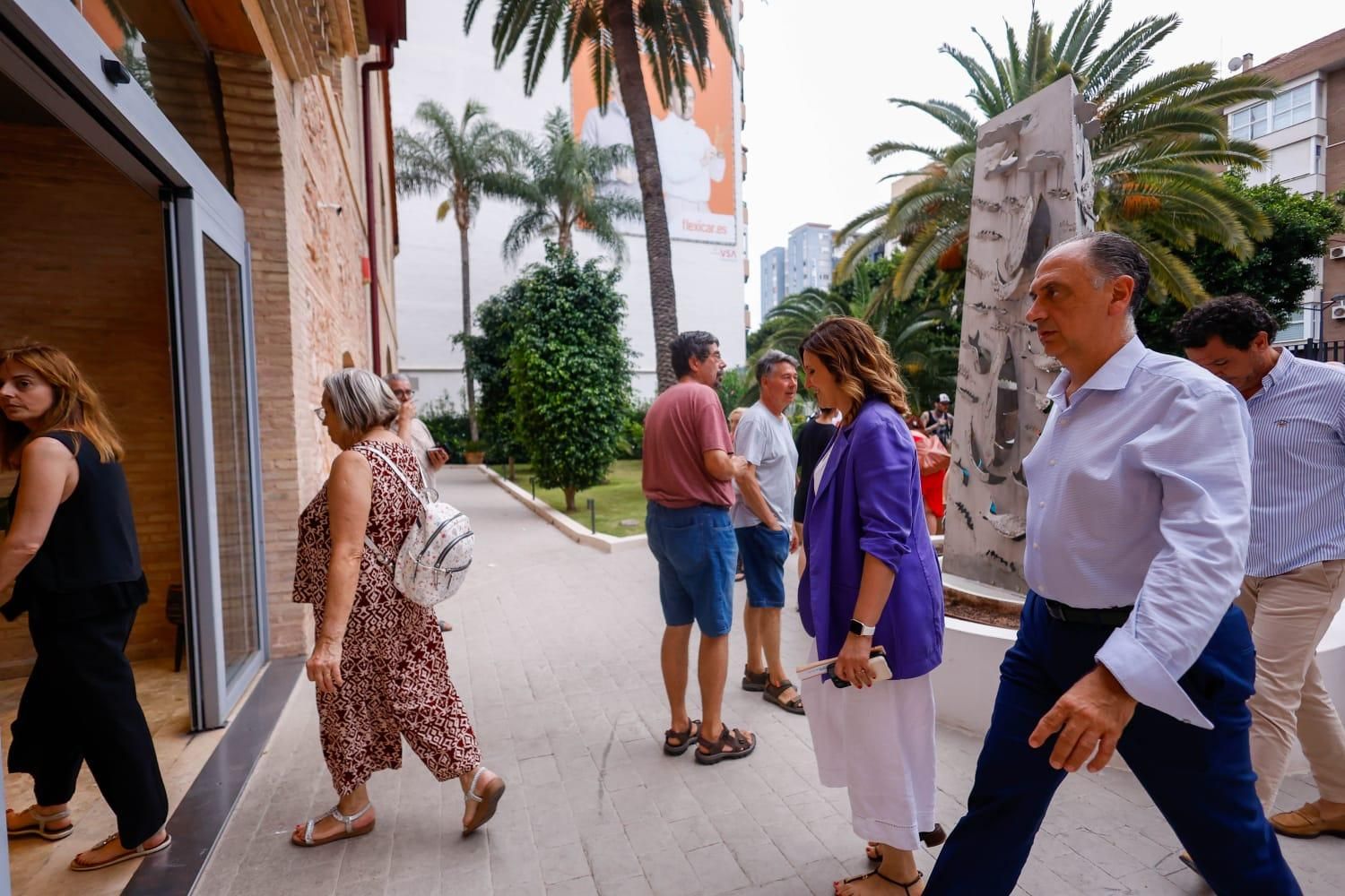 Los vecinos desalojados por el incendio en la avenida del Puerto esperan para entrar en sus casas