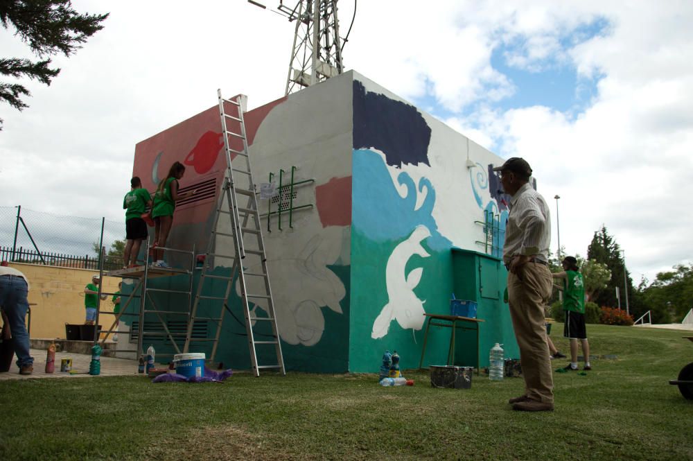 Una veintena de alumnos de Bachillerato de Arte del IES Universidad Laboral transforma en tres días un pintarrajeado depósito de agua de Parques y Jardines en una obra de arte.