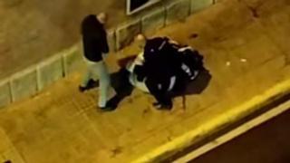 Un policía da varias patadas en la cabeza a un detenido que se resistía en Elche