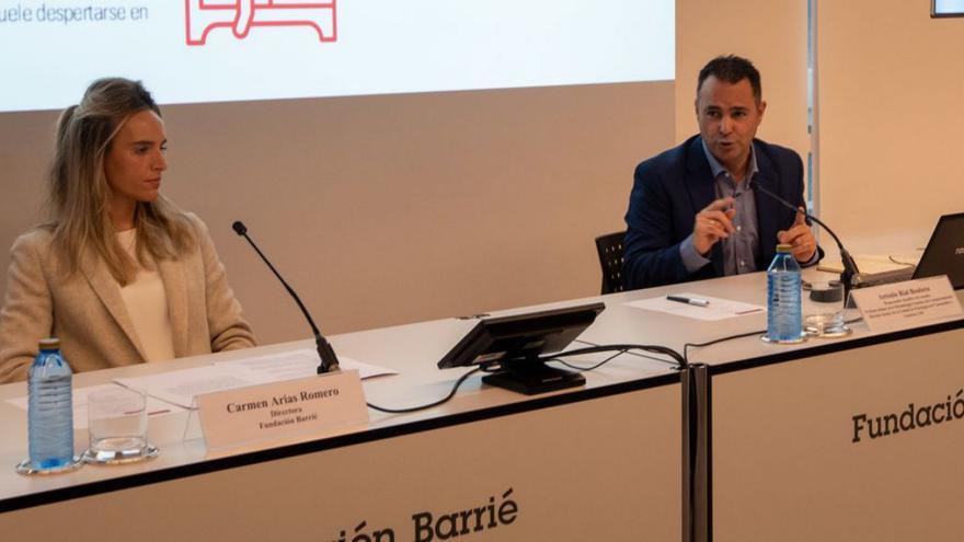 La directora de la Fundación Barrié, Carmen Arias Romero, y el responsable científico del estudio, el profesor de la Universidade de Santiago Antonio Rial Boubeta, ayer, en A Coruña. | // CASTELEIRO/ROLLER AGENCIA