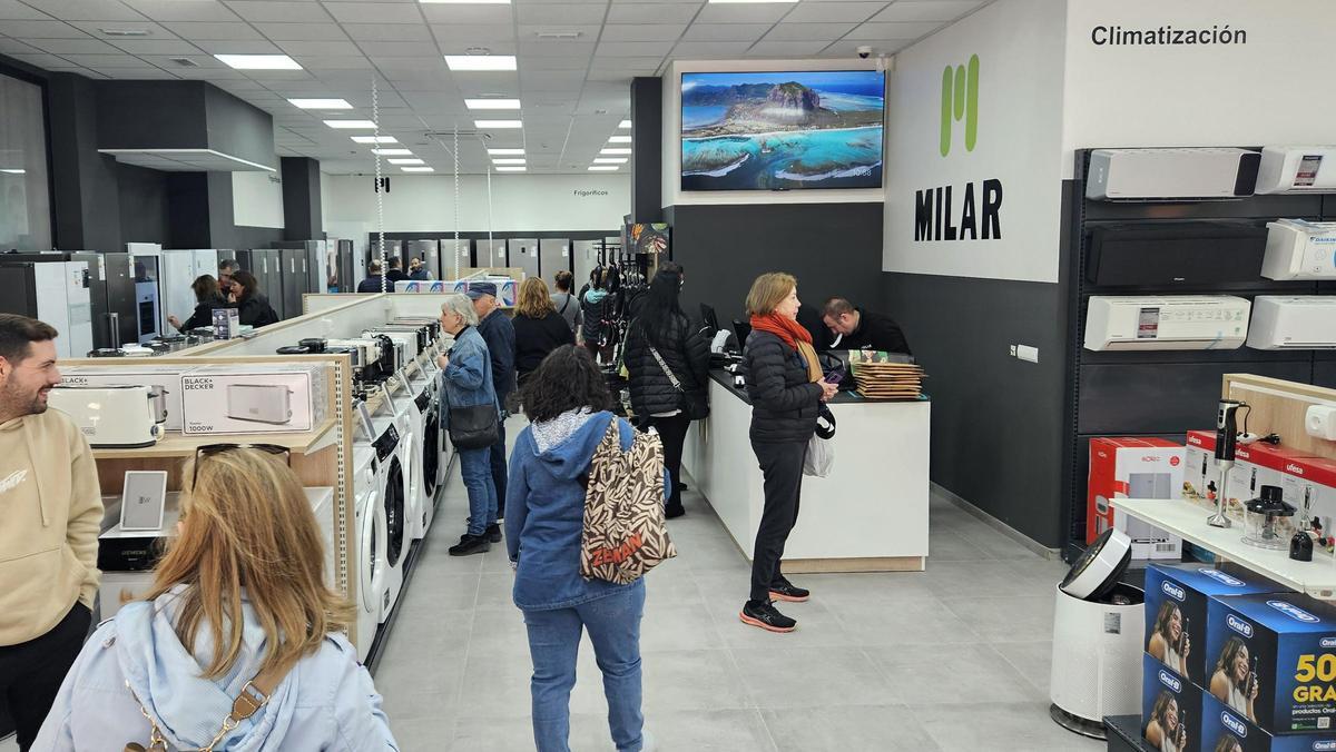 La tienda cuenta con una amplia exposición de artículos de electrónica.
