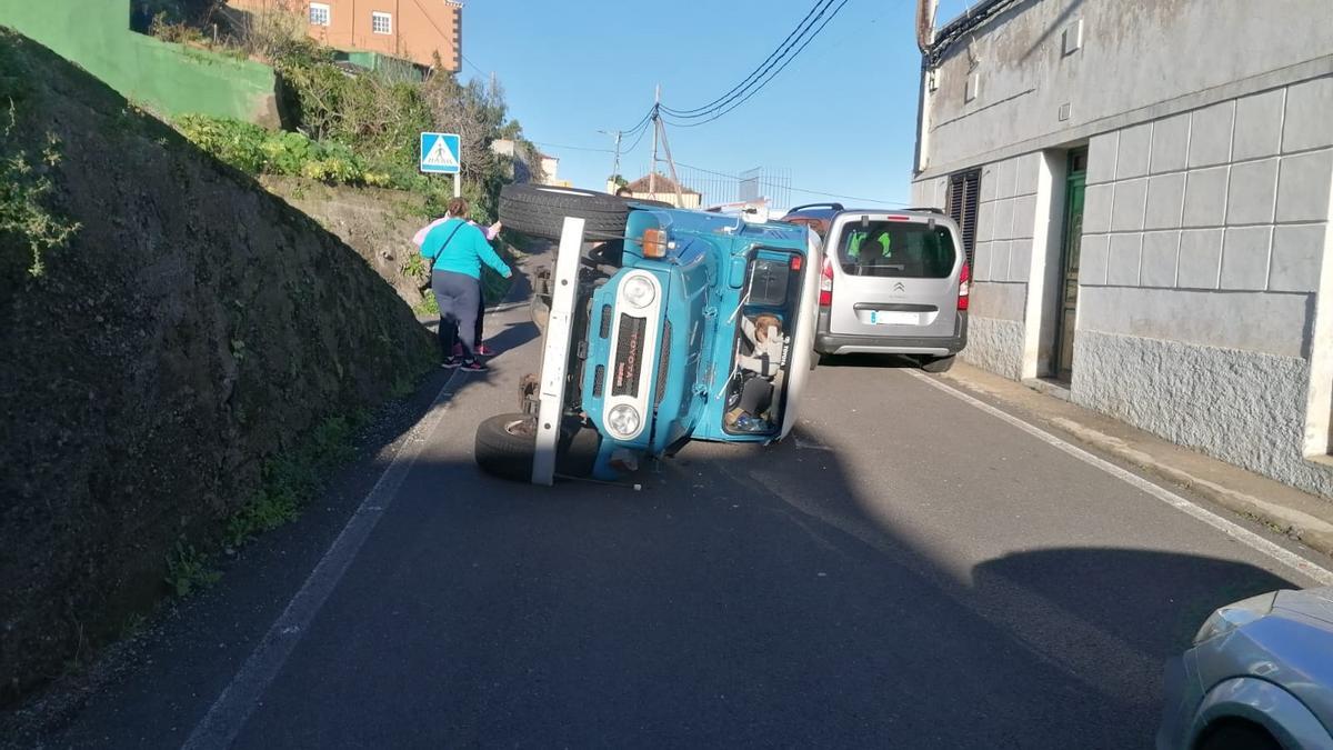 La conductora atrapada dentro de su vehículo.