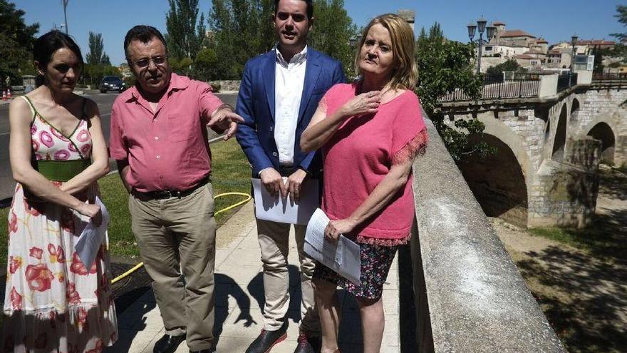 Los representantes del PSOE en el Puente de Piedra.