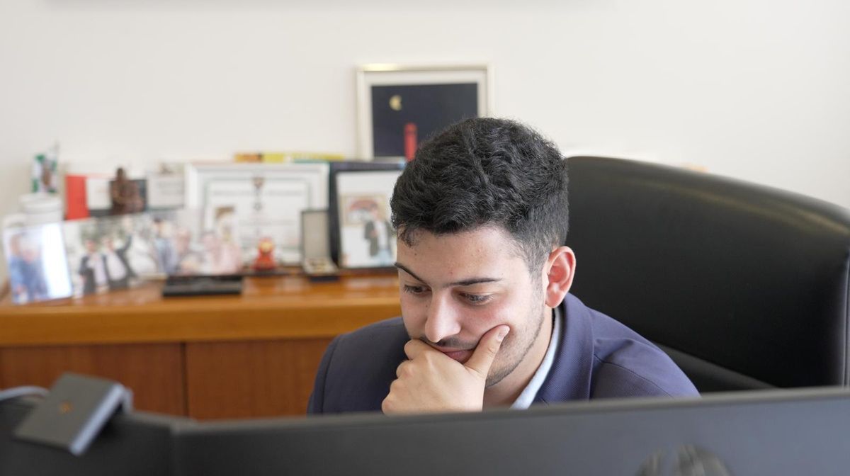 Gael Rodríguez, treballant al seu despatx.