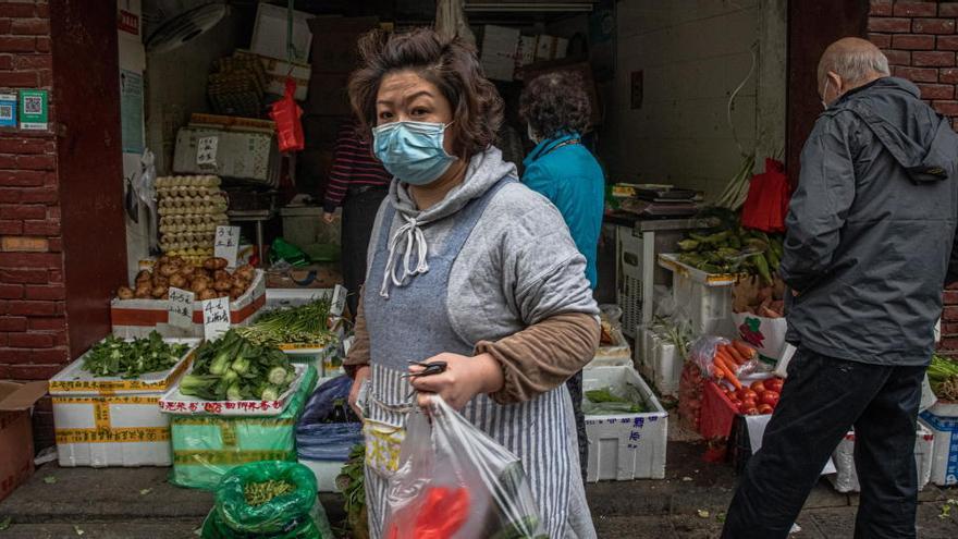 Una mujer en el mercado de Wuhan.