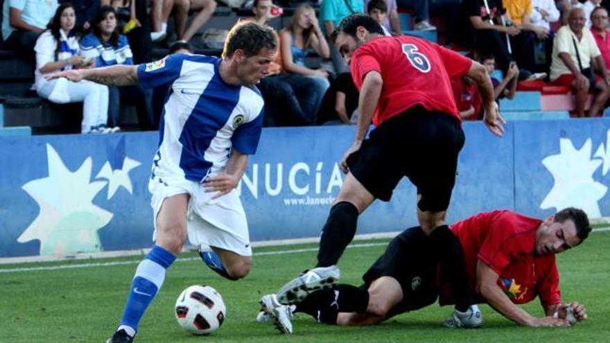 Cristian intenta superar a Curro Montoya y Juanfran, ayer, en La Nucía.