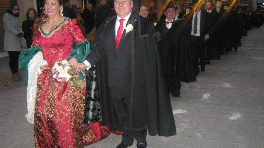 Isabel Ordax y Faustino Noales encabezan, tras forjar el matrimonio, el desfile por la calle principal de Toro.