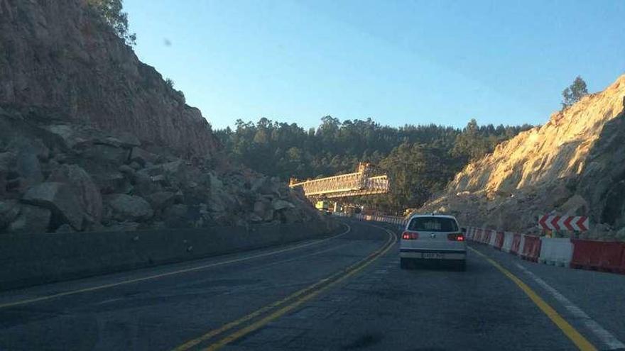 El corredor todavía abierto ayer, en el tramo de Domaio, en donde una lanzavigas trabajará en la plataforma del viaducto da Moura. // S.A.