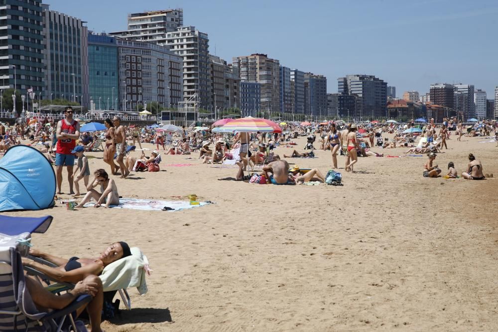 Cerrada la playa de San Lorenzo por completar su aforo de bañistas