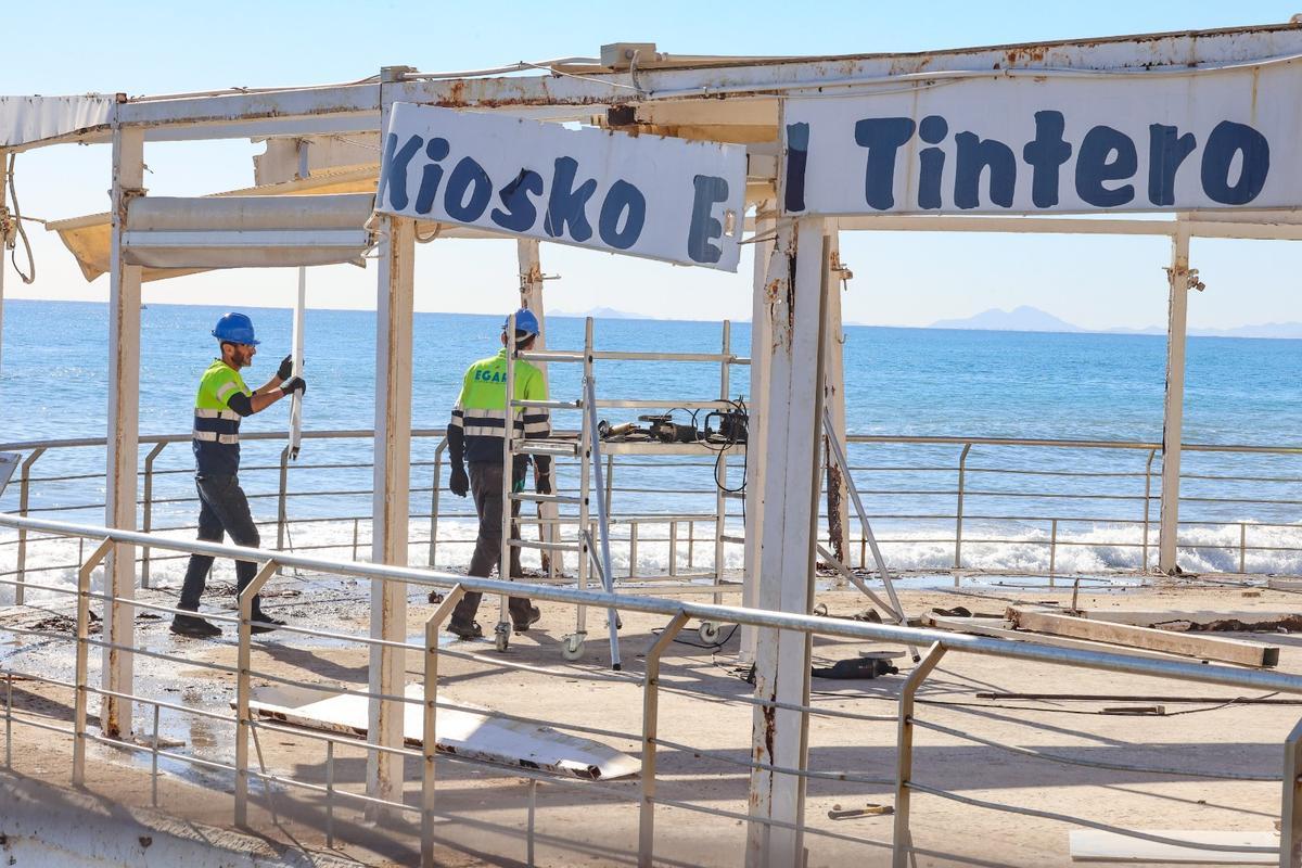 Trabajos de desmontaje y demolición del Kiosco El Tintero en la playa del Cura de Torrevieja por parte del servicio provincial de Costas