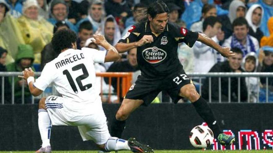 Juan Rodríguez se va con el balón ante Marcelo, ayer, en el Bernabeu. / Javier Lizón / EFE