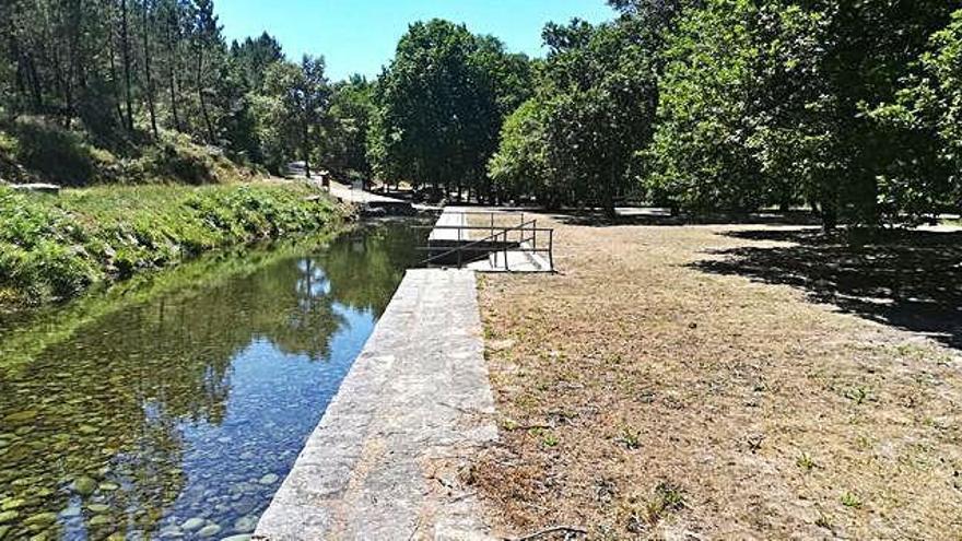 Playa fluvial de Entrimo.