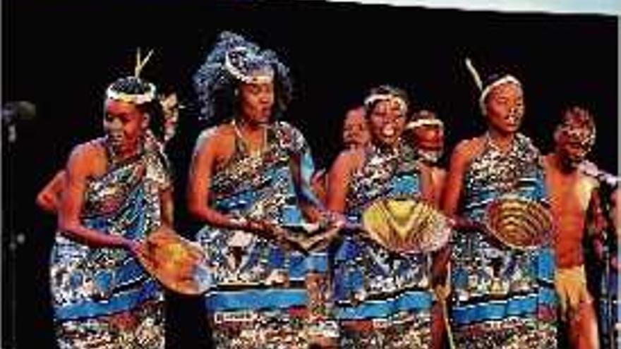Un grup de dansa tradicional de Botswana.