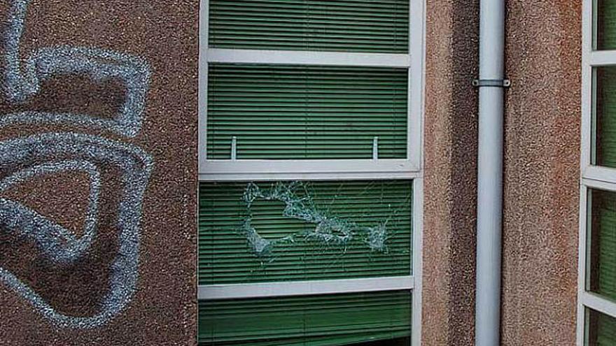Ventana del ambulatorio por la que accedieron los ladrones. / la opinión