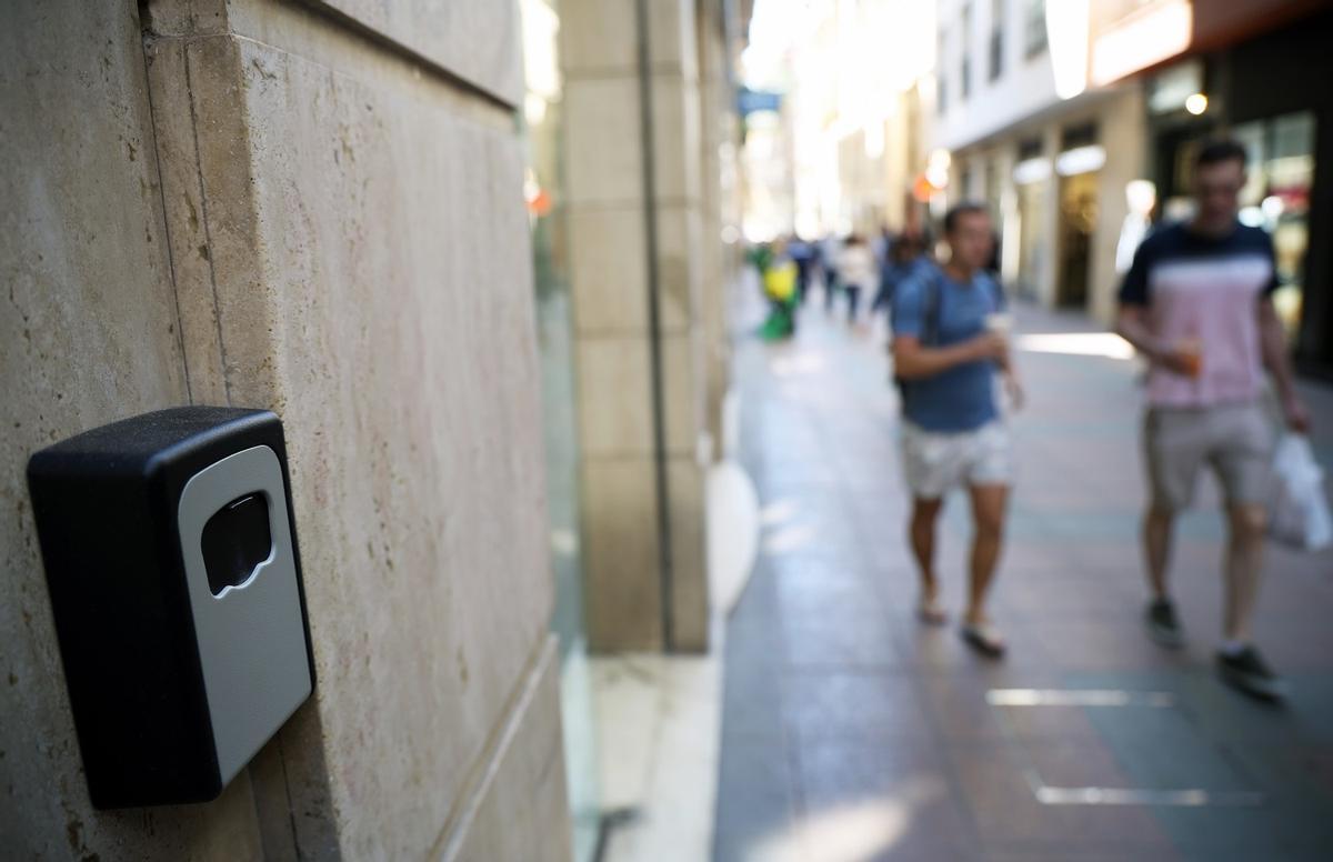 Un candado que guarda llaves de pisos turisticos en Málaga capital.