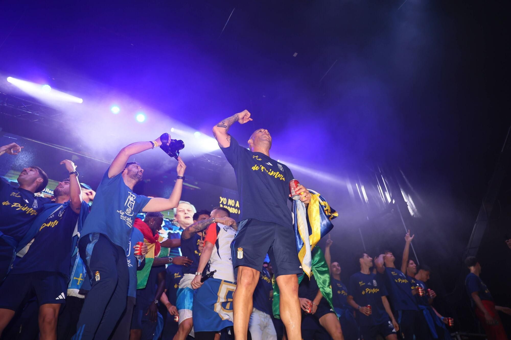 Así se celebró el ascenso del Oviedo a Primera: la afición estalla en una noche histórica