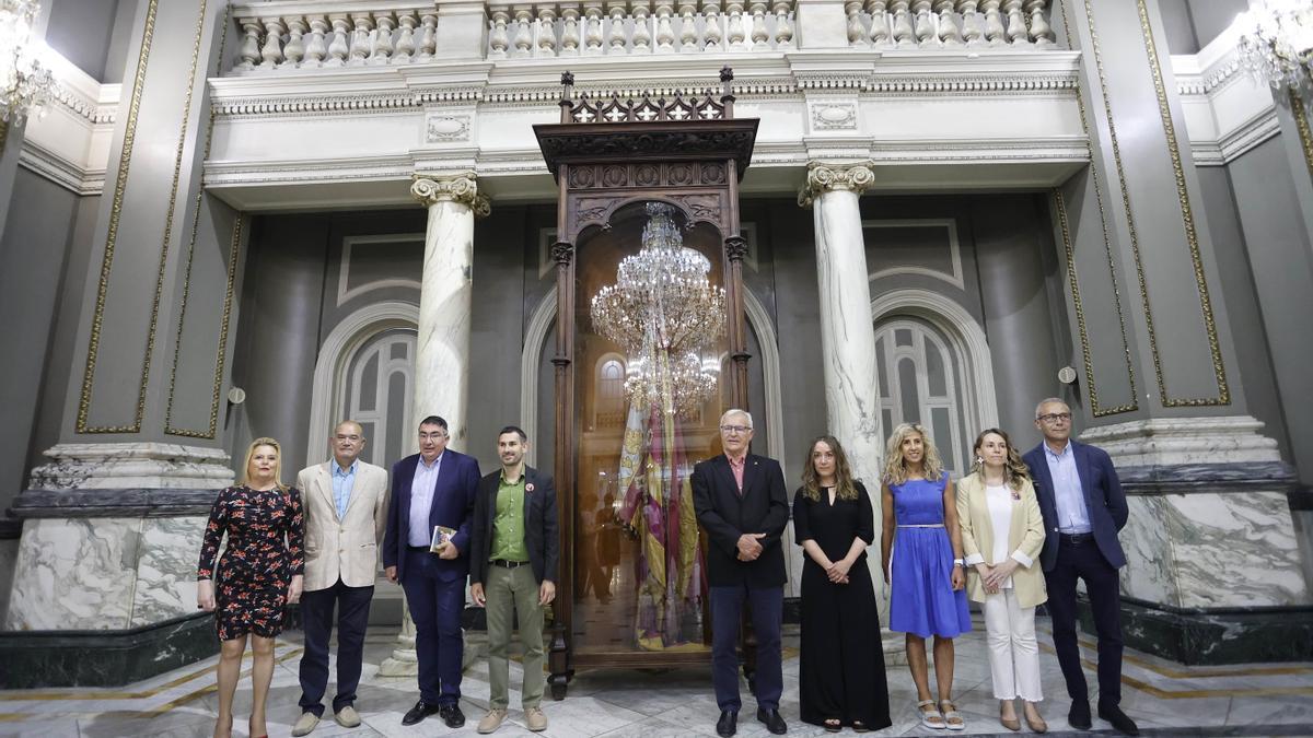 Las autoridades posan con la Senyera ya en su urna.