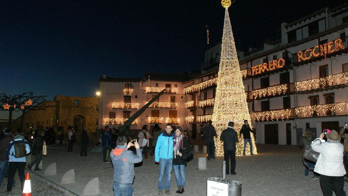 Morella, iluminada por el alumbrado de Ferrero Rocher, en diciembre del 2015, tras ganar el concurso de la marca de bombones.
