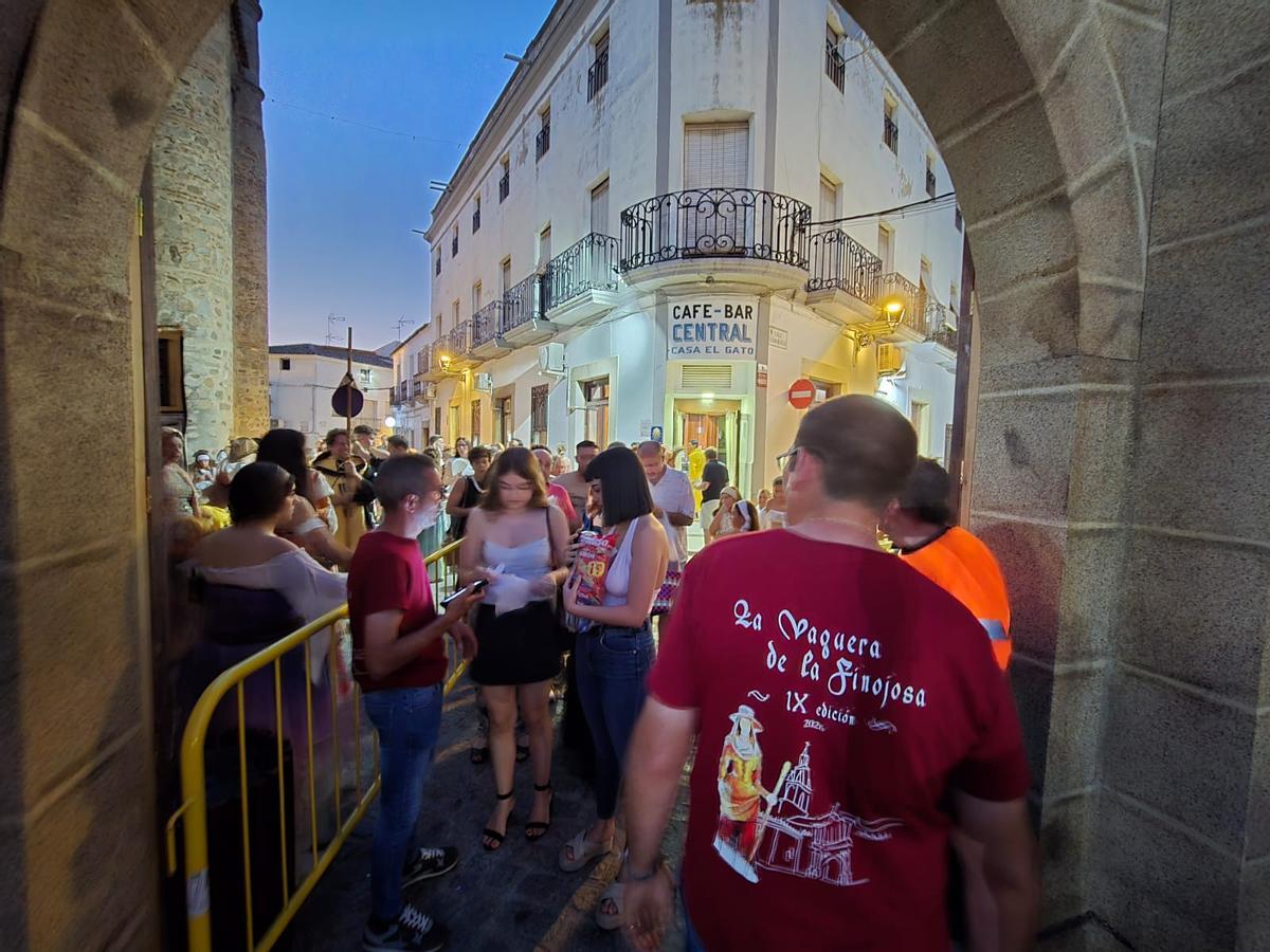 'La vaquera de la Finojosa': Hinojosa del Duque convierte la plaza de la Catedral en un gran escenario 'La vaquera de la Finojosa': Hinojosa del Duque convierte la plaza de la Catedral en un gran escenario