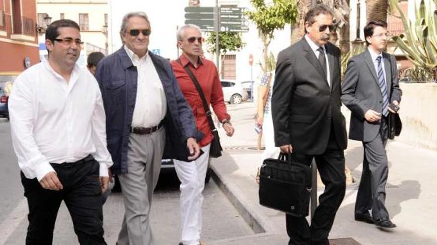 Antonio Amorós, ayer, a su llegada a los juzgados de Orihuela para testificar en relación al caso Brugal.