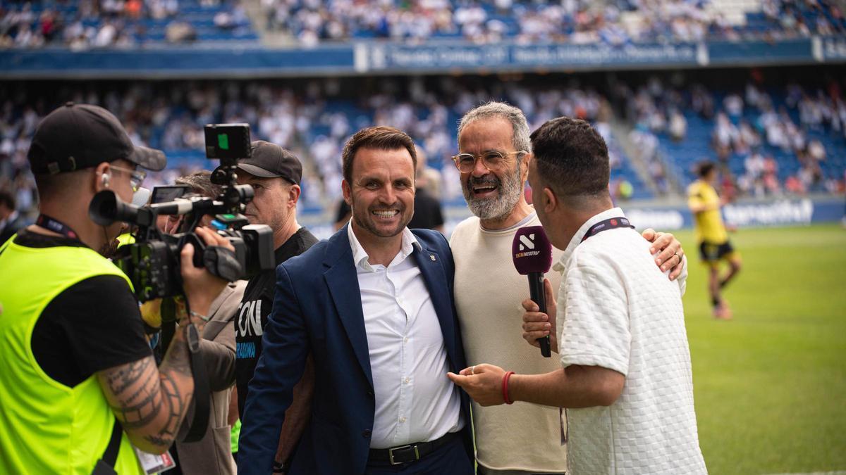 Ayoze García (i) festeja el ascenso con Álvaro Cervera.