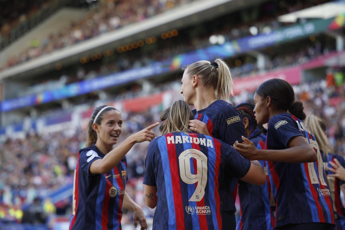 EINDHOVEN (PAÍSES BAJOS), 03/06/2023.- La defensa del FC Barcelona Fridolina Rolfo (c) celebra con sus compañeras tras marcar el 3-2 durante la final de la Liga de Campeones Femenina entre FC Barcelona y Wolfsburgo, este sábado en el Philips Stadion de Eindhoven. EFE/ Alberto Estévez