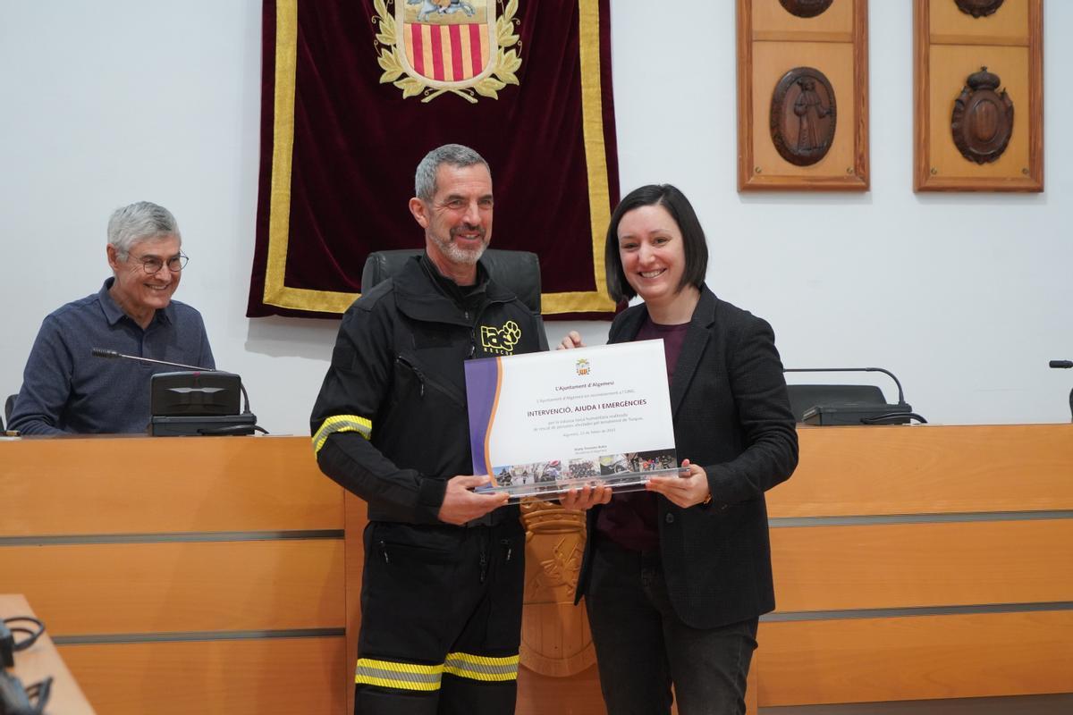 Moisés Benlloch, presidente de la ONG, y Marta Trenzano, alcaldesa de Algemesí.