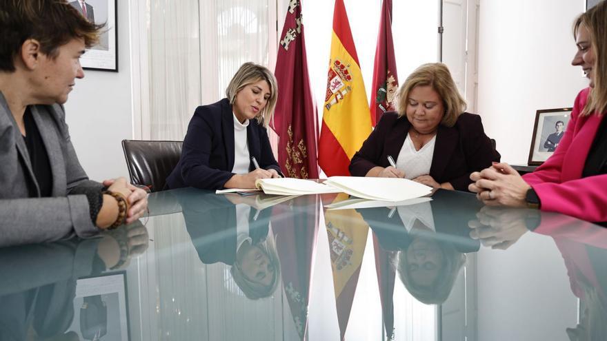 Firma del acuerdo entre Ayuntamiento y COEC para dinamizar el comercio del municipio. | IVÁN URQUÍZAR