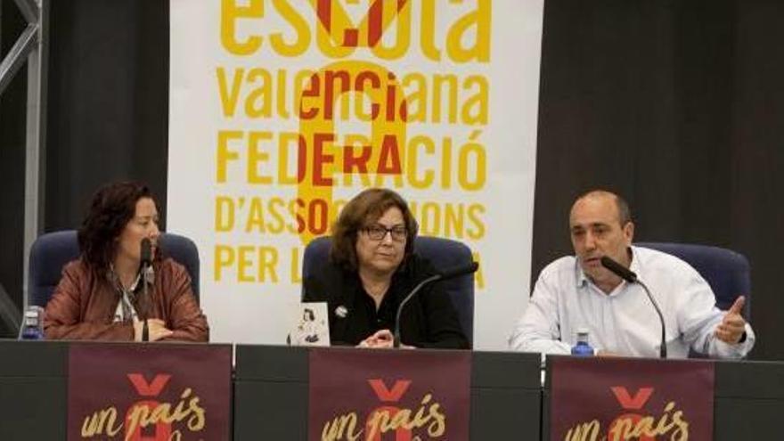 Escola critica al Consell por puntuar igual el valenciano y el inglés en las oposiciones