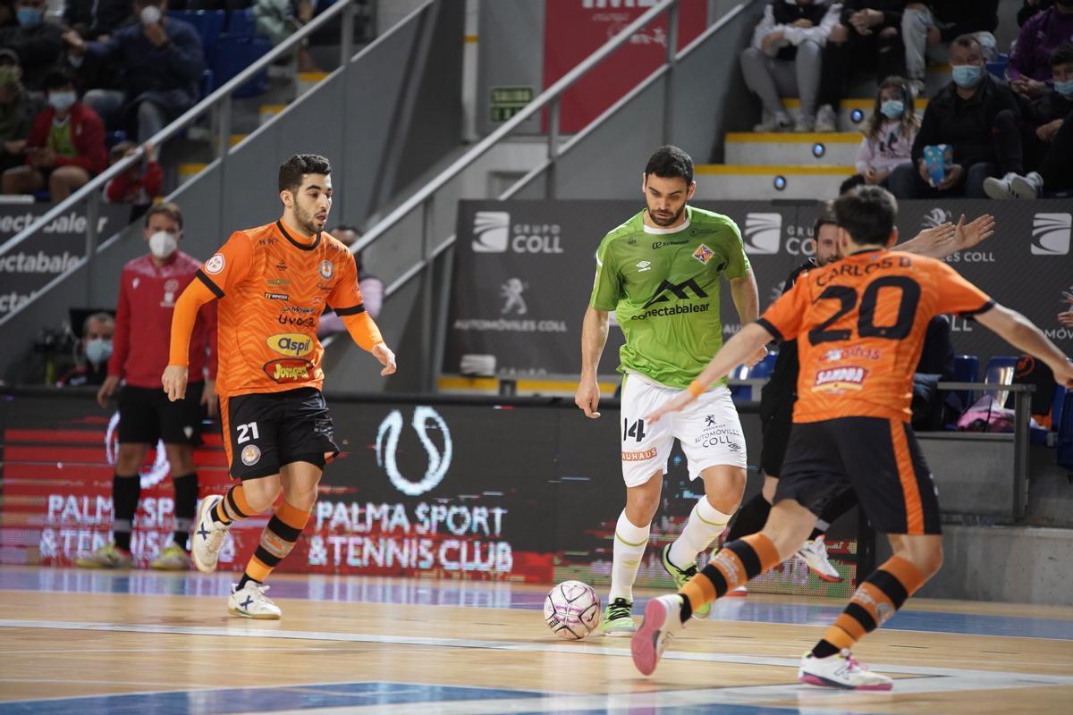 Fútbol sala. Palma Futsal. Tomaz, presionado por dos jugadores del Aspil Vidal Ribera Navarra