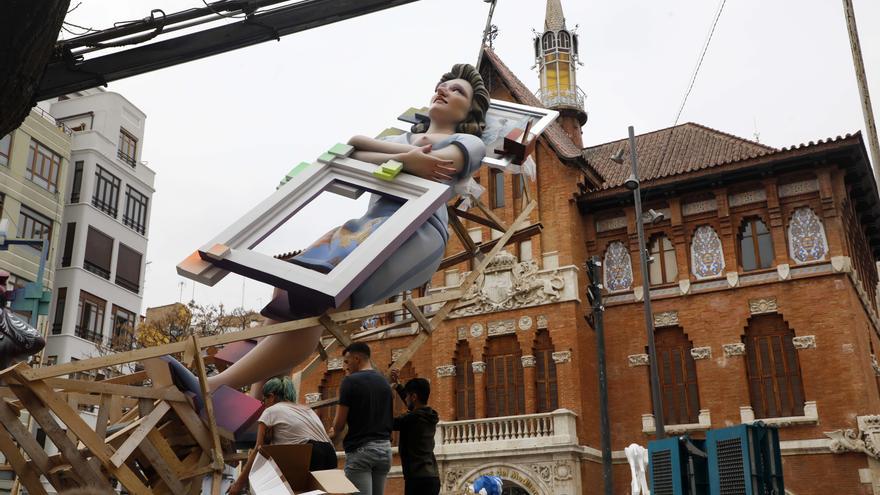 Espectacular &quot;plantà&quot; de Dalí y Gala en la falla del Mercado Central