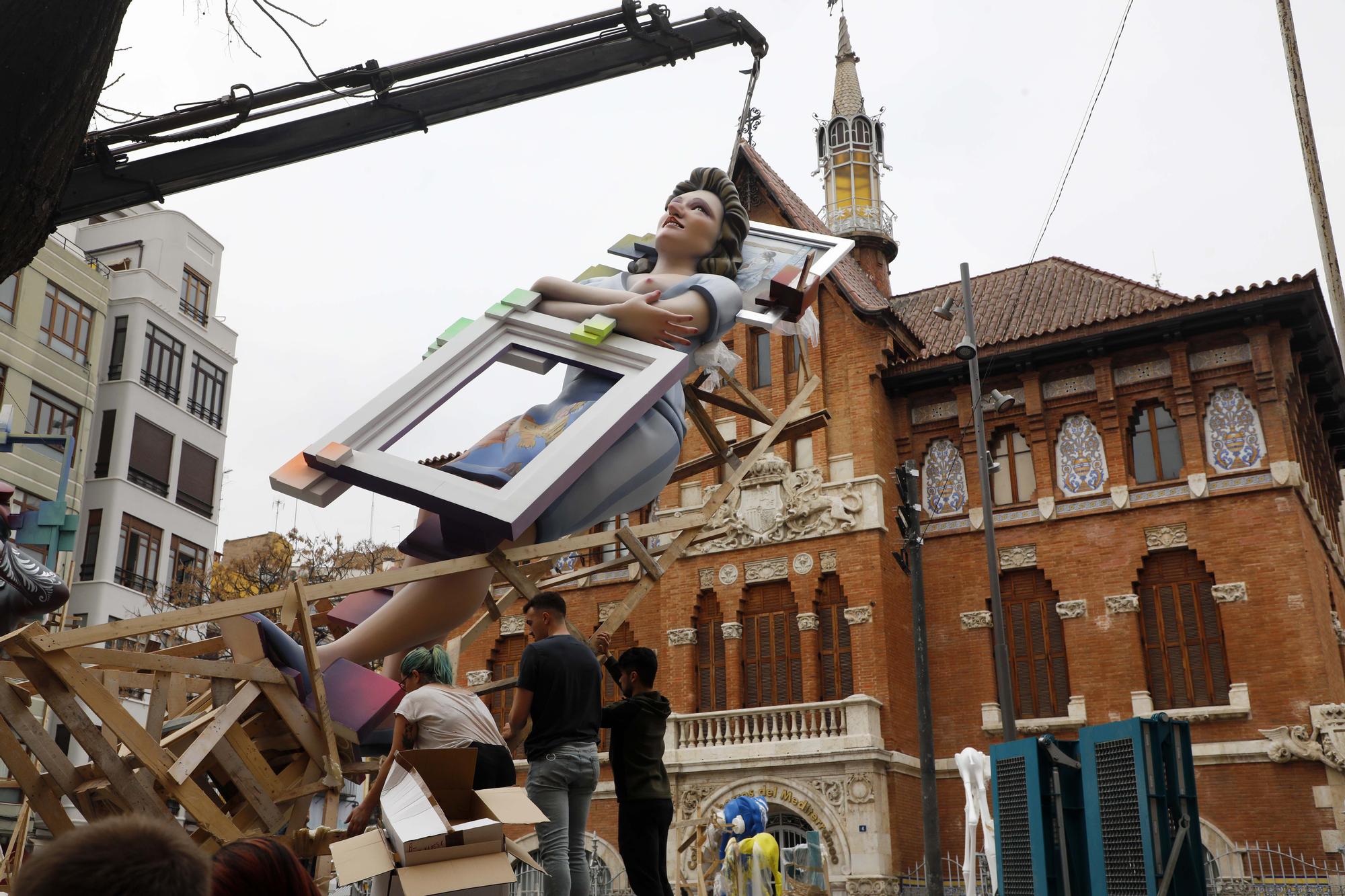 Espectacular "plantà" de Dalí y Gala en la falla del Mercado Central