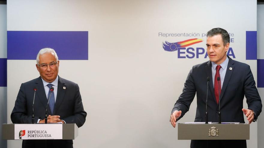 António Costa i Pedro Sánchez en la seva compareixença després del Consell Europeu. | EFE