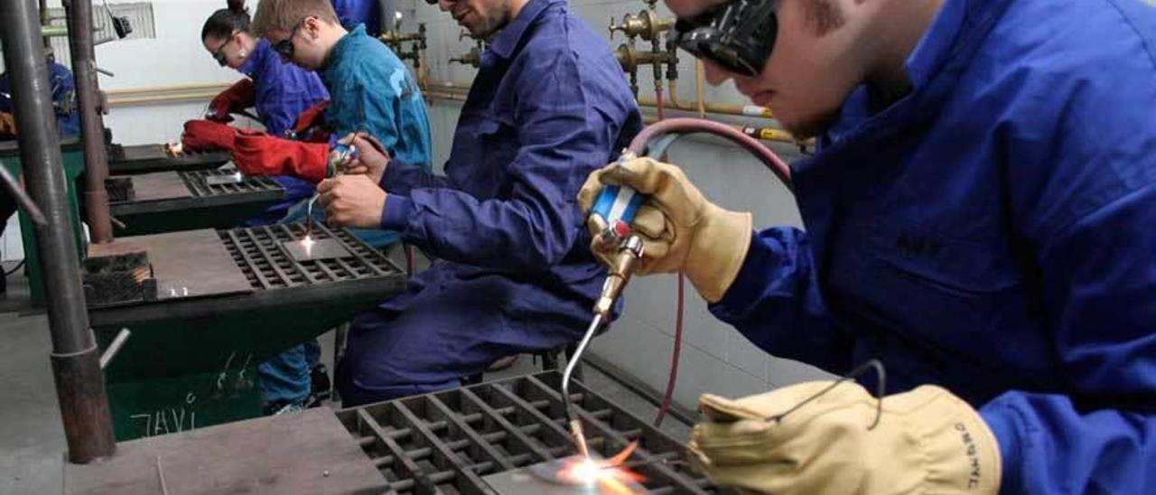 Alumnos de Formación Profesional especializada en el taller de caldereros y soldadores.