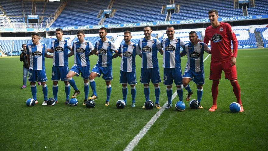 Bakkali se sube a un balón para disimular la diferencia de altura con Pantilimon en la foto