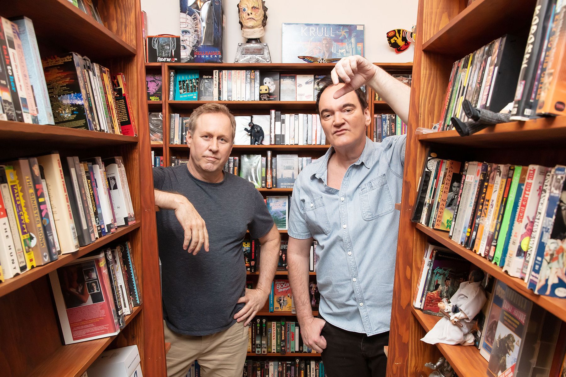 Roger Avary y Quentin Tarantino, en un pasillo del videoclub que el director de 'Pulp Fiction' ha recreado en su sótano