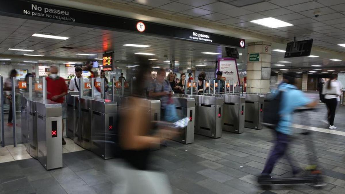 Personas usuarias de Rodalies entran en la estación de Plaça Catalunya.