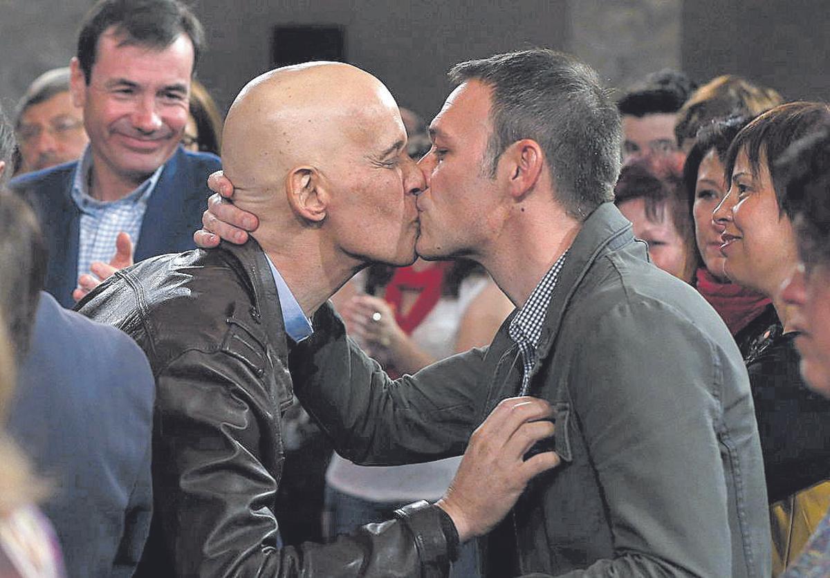 Zerolo y Sánchez se besan meses antes de la muerte del activista y político canario.